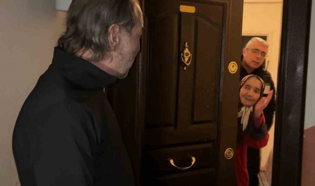 Aksaray’da Alzheimer hastası annesiyle birlikte yaşayan adam, annesinin kendini unutması