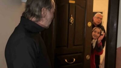 Aksaray’da Alzheimer hastası annesiyle birlikte yaşayan adam, annesinin kendini unutması