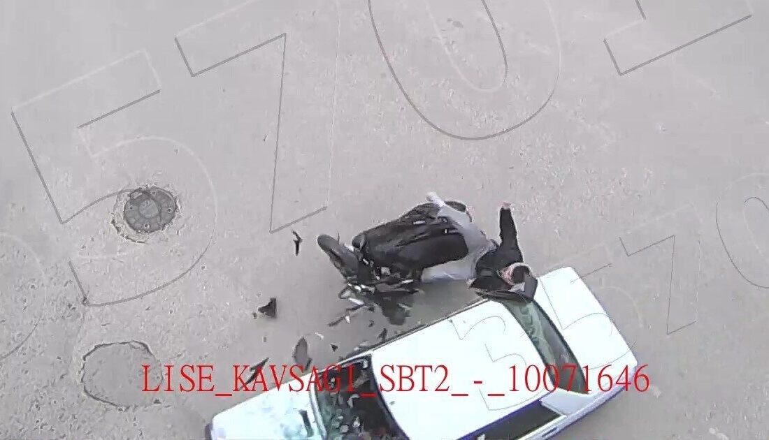 Amasya’da motosiklet ile otomobil kavşakta çarpıştı. Kask takmadığı görülen motosikletlinin