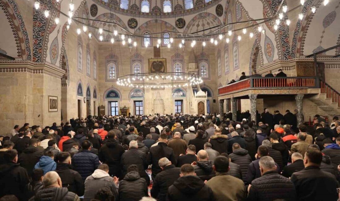Amasya’nın simge yerlerinden Sultan II. Bayezid Camii’nde Ramazan Bayramı namazında