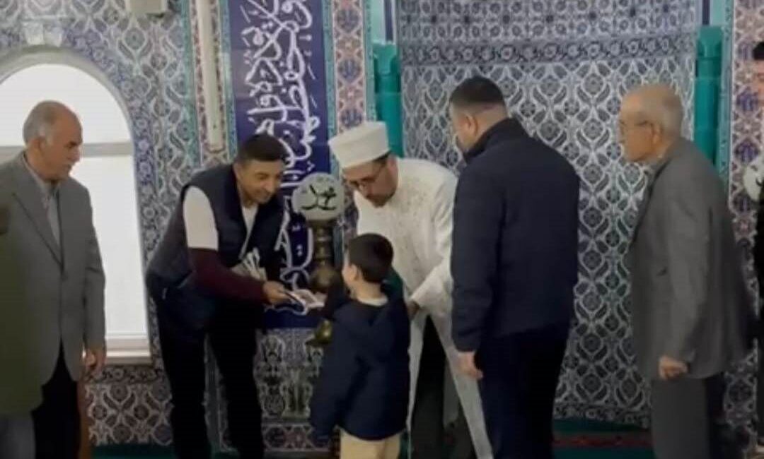 Mersin’in Anamur ilçesinde bayram sabahı Otogar Camiinde düzenlenen etkinlikte, bayram