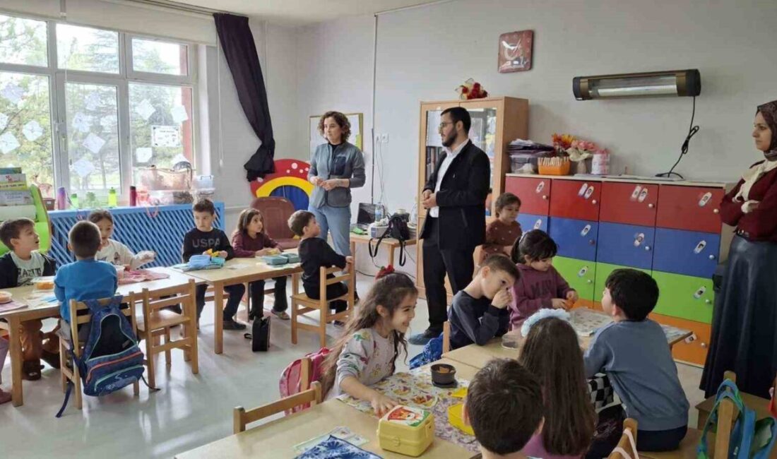 Eskişehir Kırka Atatürk Anaokulu’nda velilere yönelik düzenlenen seminerde, çocuklara orucun