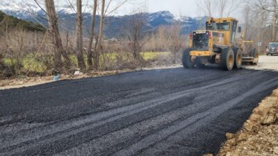 Kahramanmaraş Büyükşehir Belediyesi, Andırın’da 30 kilometrelik Altınboğa-Akifiye-Çokak-Rıfatiye-Cambaz-Karapınar Grup Yolu’nda yoğun