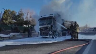 Ankara’nın Polatlı ilçesinde seyir halindeki Hafriyat kamyonunda yangın çıktı. Olay,