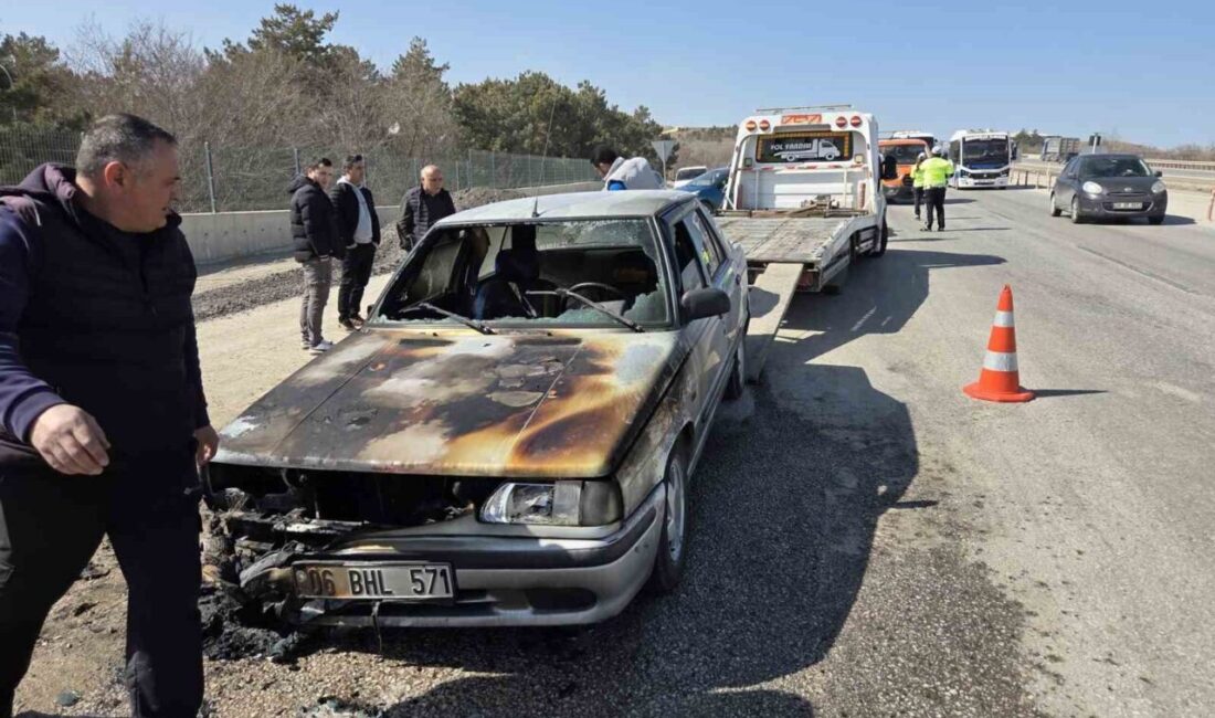 Ankara’da seyir halindeyken bilinmeyen bir nedenden dolayı arızalanan otomobil yanarak