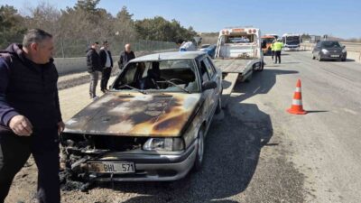 Ankara’da seyir halindeyken bilinmeyen bir nedenden dolayı arızalanan otomobil yanarak