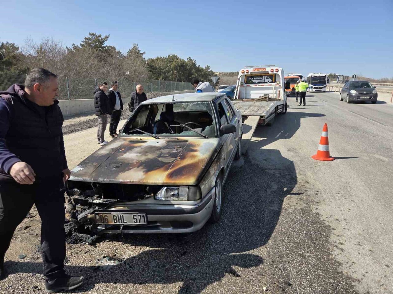 Ankara’da seyir halindeyken bilinmeyen bir nedenden dolayı arızalanan otomobil yanarak
