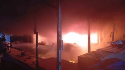 Hatay’da alevlere teslim olarak yanan iş yeri kullanılmaz hale geldi.