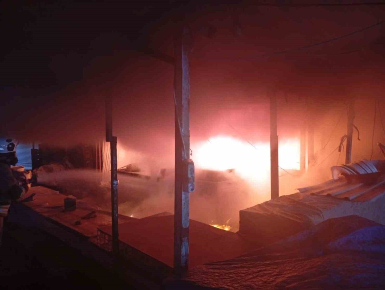 Hatay’da alevlere teslim olarak yanan iş yeri kullanılmaz hale geldi.