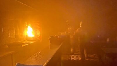 Hatay’da kızartma makinesinden başlayan yangında dönerci alevlere teslim olarak yandı.