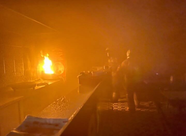 Hatay’da kızartma makinesinden başlayan yangında dönerci alevlere teslim olarak yandı.