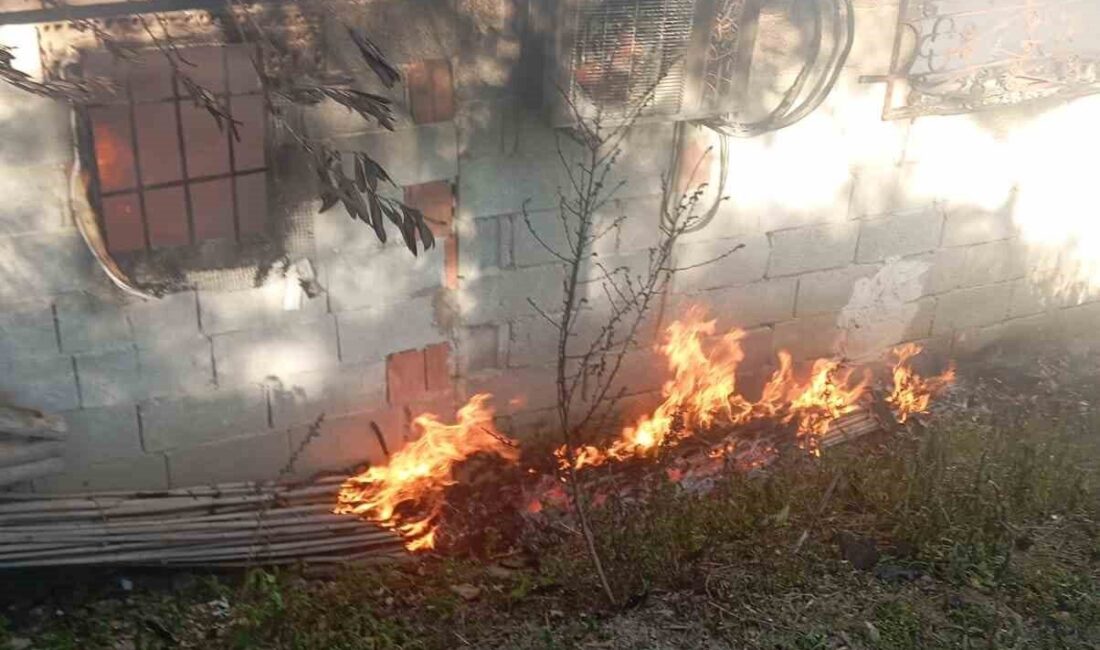Hatay’ın Antakya ilçesinde alevlere teslim olan müstakil ev kullanılmaz hale