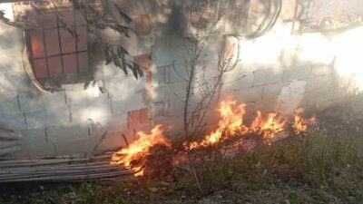 Hatay’ın Antakya ilçesinde alevlere teslim olan müstakil ev kullanılmaz hale