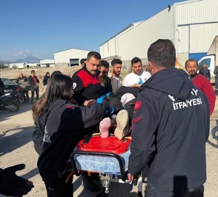 Hatay’ın Antakya ilçesinde hafif ticari araç ve otomobilin karıştığı kazada