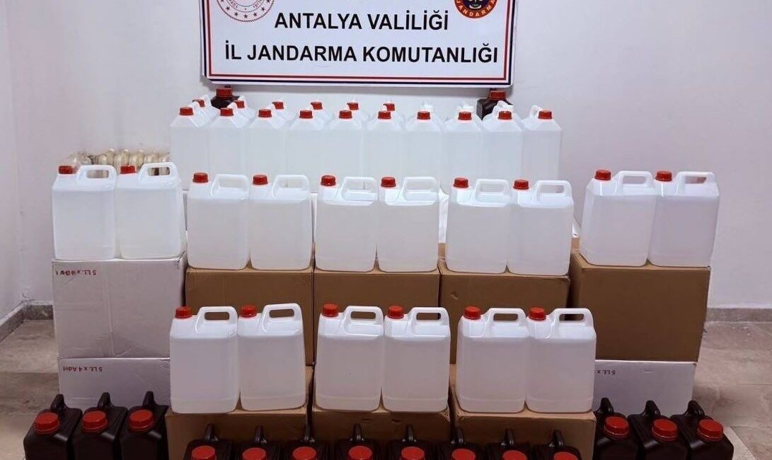 Antalya’nın Konyaaltı ilçesinde jandarma ekiplerince düzenlenen operasyonda 500 litre kaçak/sahte