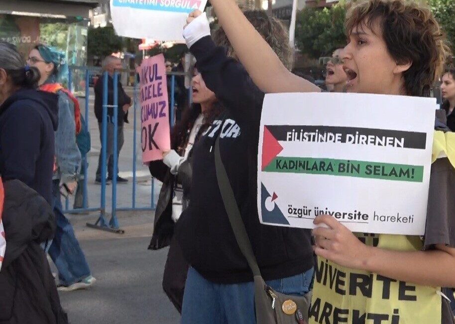 Antalya’da 8 Mart Dünya Kadınlar Günü dolayısıyla bir araya gelen