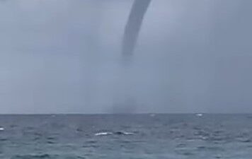 Antalya’nın Kumluca ilçesi açıklarında öğle saatlerinde denizde hortum oluştu. Doğa