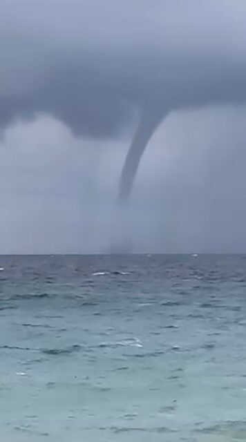 Antalya’nın Kumluca ilçesi açıklarında öğle saatlerinde denizde hortum oluştu. Doğa