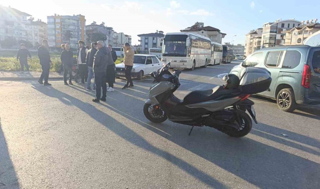 Antalya’nın Bahçelievler Mahallesi’nde motosiklet ile otomobilin çarpışması sonucu meydana gelen