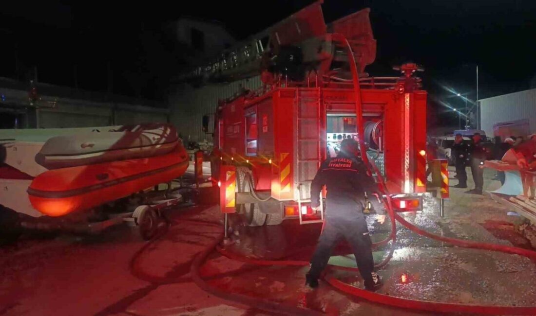 Antalya’nın Manavgat ilçesinde tekne imalathanesinde çıkan yangın ekiplerce söndürülürken olayda