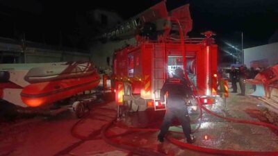 Antalya’nın Manavgat ilçesinde tekne imalathanesinde çıkan yangın ekiplerce söndürülürken olayda