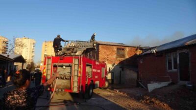 Antalya’da yaşlı bir çiftin yaşadığı iki katlı müstakil evde yangın
