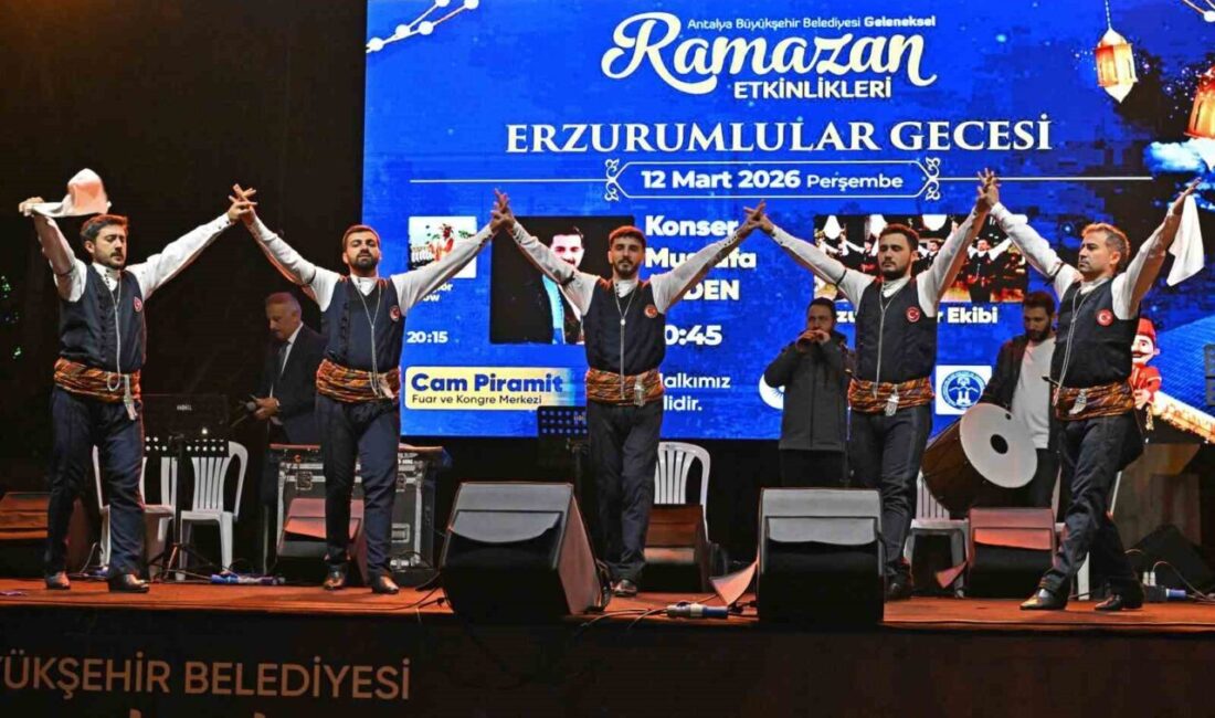 Antalya Büyükşehir Belediyesi’nce gerçekleştirilen Erzurumlular gecesinde türküler eşliğinde coşkulu anlar