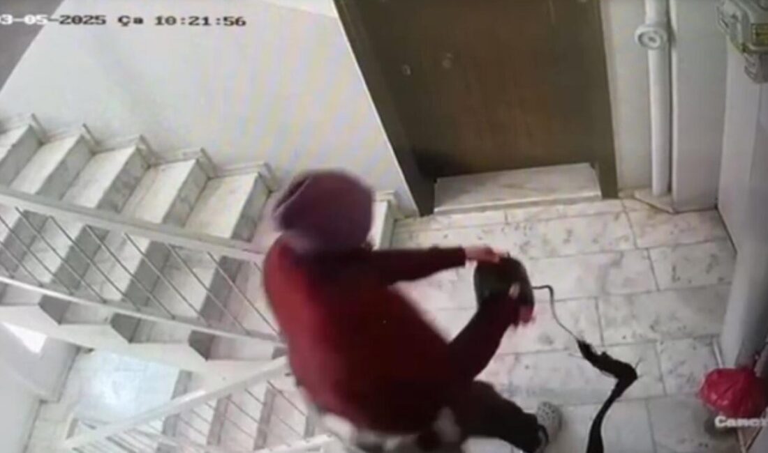 İzmir’in Buca ilçesinde bir apartman sakini, akli dengesi yerinde olmadığı