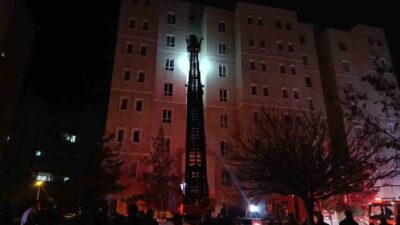 Şanlıurfa’da 8 katlı bir binanın girişindeki elektrik panosunda yaşanan patlama