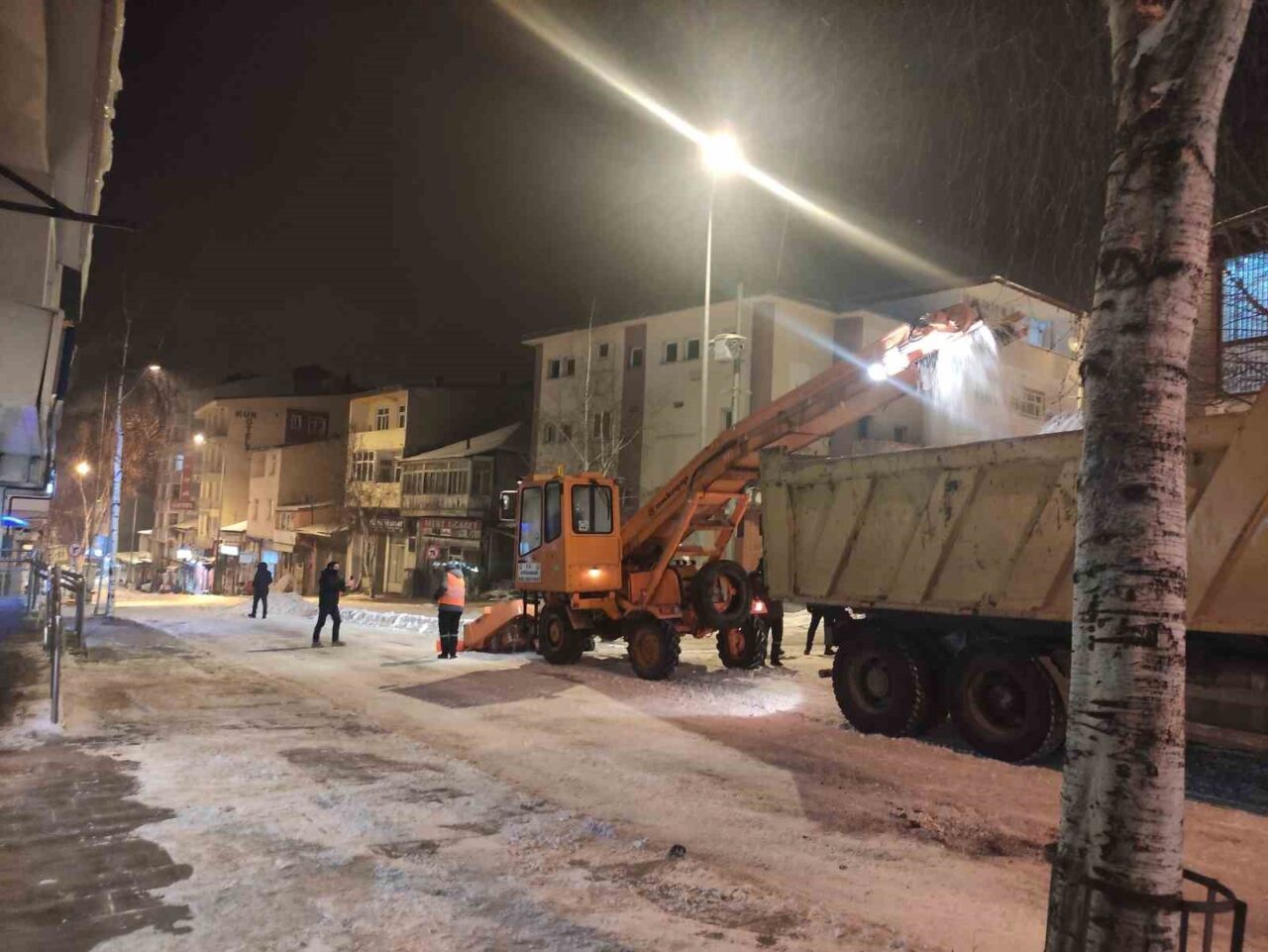 Ardahan’da kar yağışının ardından belediye ekipleri temizlik çalışmalarını aralıksız sürdürüyor.
