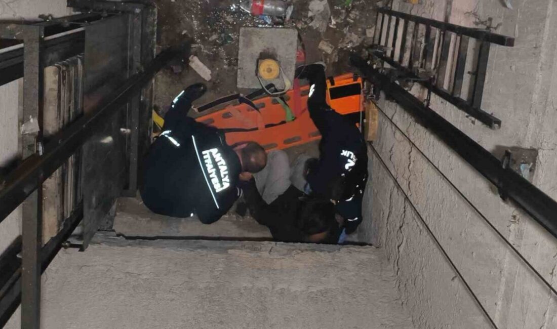 Antalya’da arızalanan asansörü kontrol etmek isteyen apartman yöneticisi, birinci kattan