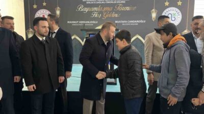 İstanbul’un Arnavutköy’de Ramazan Bayramı’nın manevi atmosferi sabah saatlerinde kılınan bayram