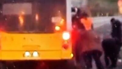 Arnavutköy’de ana cadde üzerindeki çamur nedeniyle yokuşu çıkamayan İETT otobüsünü