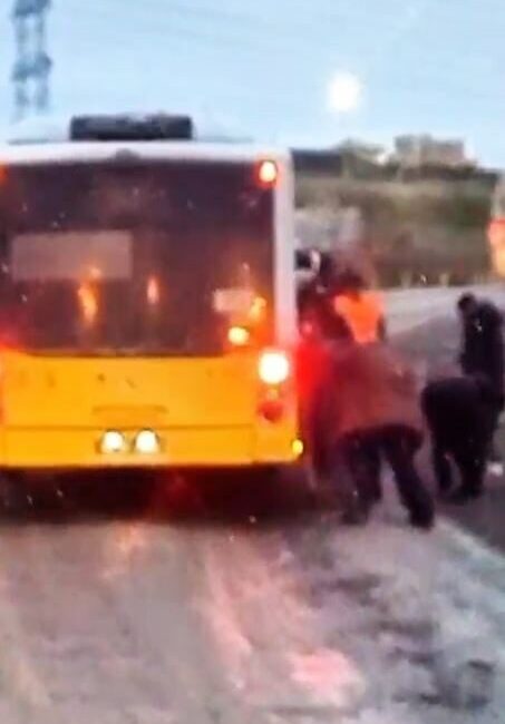 Arnavutköy’de ana cadde üzerindeki çamur nedeniyle yokuşu çıkamayan İETT otobüsünü