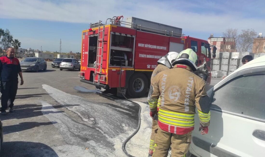Hatay’da park halindeyken motor kısmı alev alan hafif ticari araçta