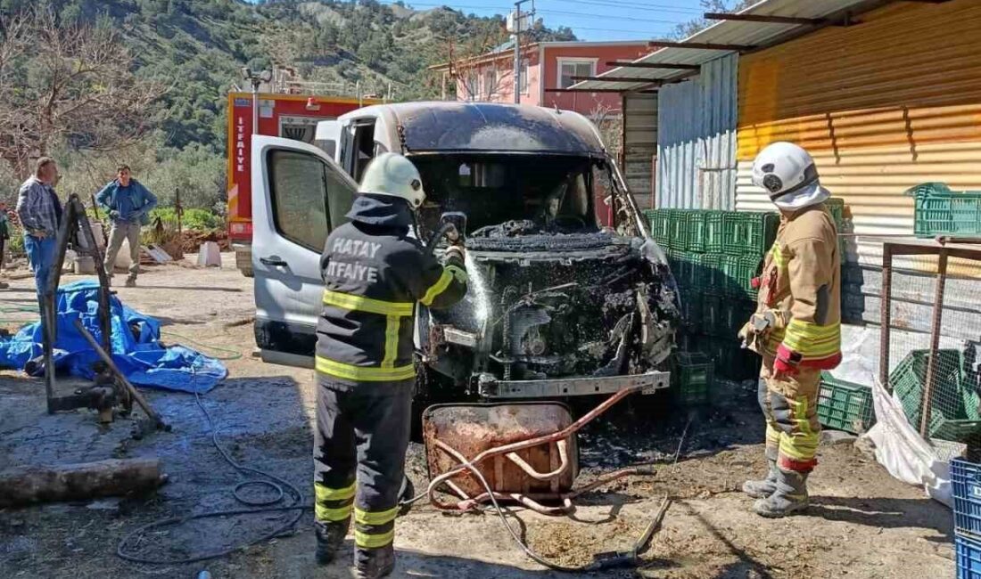 Hatay’da motor kısmı alevlere teslim olarak yanan minibüste hasar oluştu.