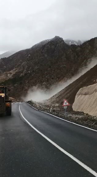 Artvin-Şavşat Karayolu’nda meydana gelen heyelanda yol kısa süreliğine ulaşıma kapanırken,
