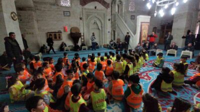 Diyarbakır’ın Silvan ilçesinde, Hasuni Anaokulu öğrencileri Selahaddini Eyyubi Camisinde düzenledikleri