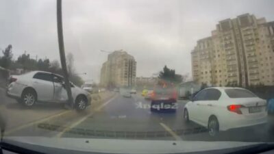 İstanbul Ataşehir’de kontrolden çıkarak refüje çıkan otomobil, elektrik direğini yerinden