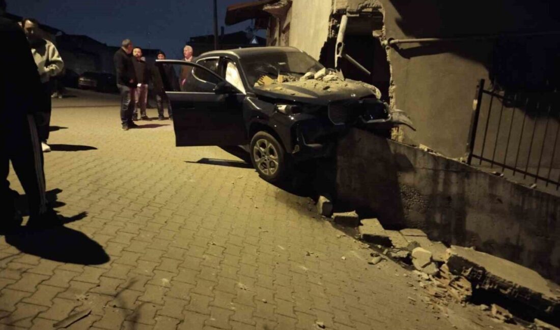 İstanbul Ataşehir’de gece saatlerinde sürücüsünün kontrolünden çıkan 34 YEY 88