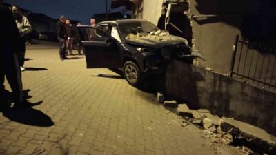 İstanbul Ataşehir’de gece saatlerinde sürücüsünün kontrolünden çıkan 34 YEY 88