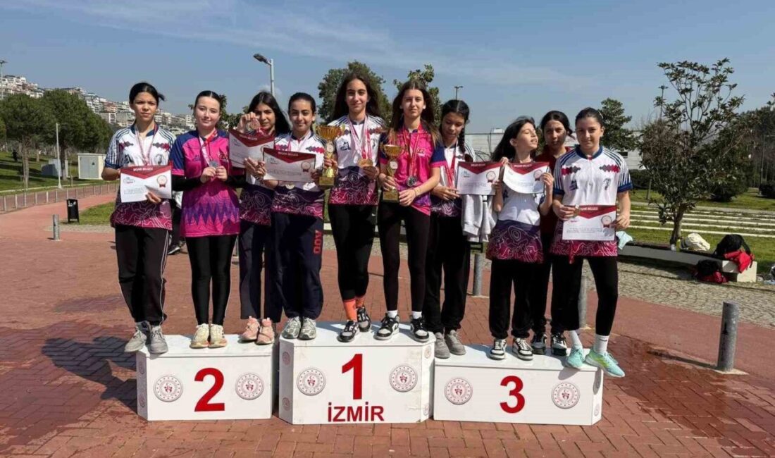 İzmir’de düzenlenen Okullar Arası Oryantiring İl Yarışması’nda Atatürk Ortaokulu öğrencileri