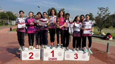 İzmir’de düzenlenen Okullar Arası Oryantiring İl Yarışması’nda Atatürk Ortaokulu öğrencileri