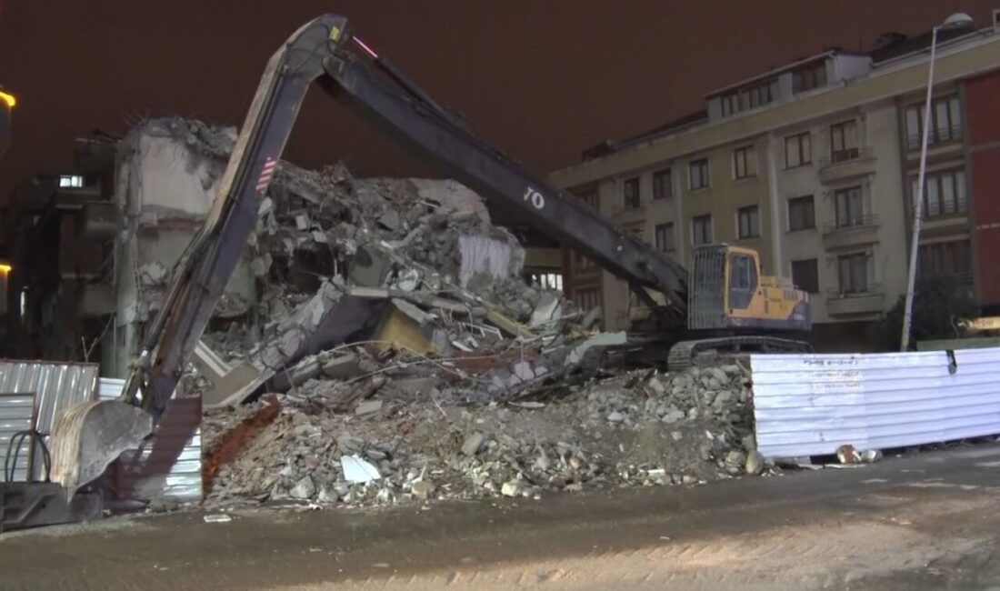 Avcılar’da bir apartmanda kentsel dönüşüm kapsamında yapılan yıkım kontrolden çıkınca