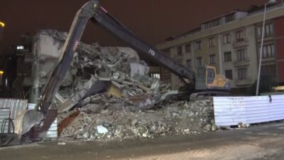 Avcılar’da bir apartmanda kentsel dönüşüm kapsamında yapılan yıkım kontrolden çıkınca