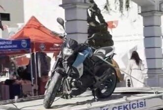 İstanbul(İHA) Avcılar’da polis uygulama noktasında yakalanan motosikletli sürücüye sahte plaka,