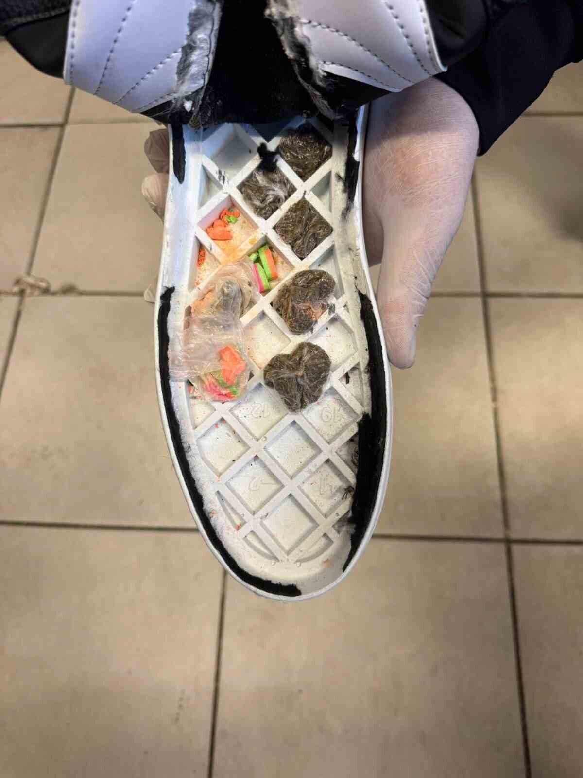 Şanlıurfa’nın Karaköprü ilçesinde jandarma ekiplerince düzenlenen denetimde, ayakkabı tabanına gizlenmiş