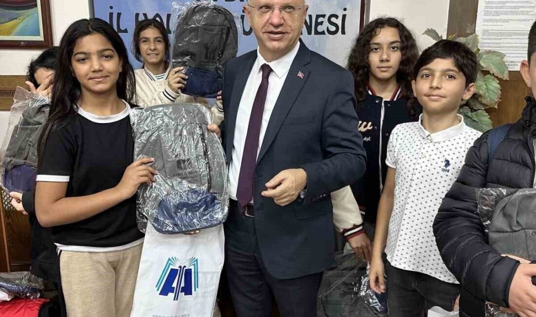 Aydın İl Halk Kütüphanesi tarafından düzenlenen etkinlikte öğrencilere çanta hediye