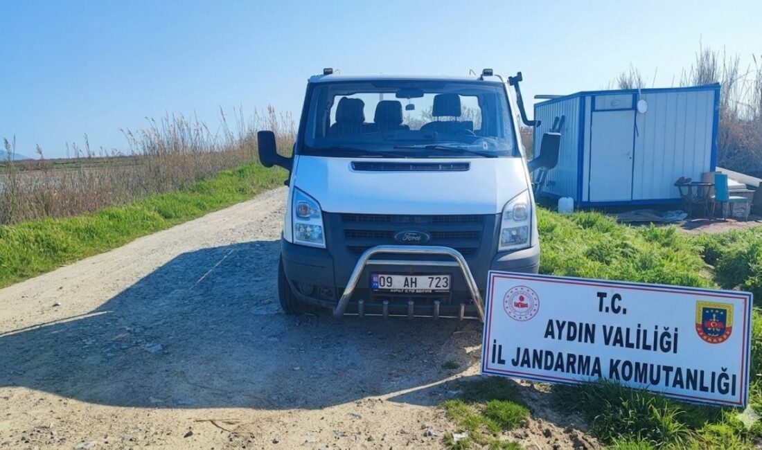 Aydın’ın Söke ilçesi açıklarında jandarma ekiplerince gerçekleştirilen çalışmada lastik bot