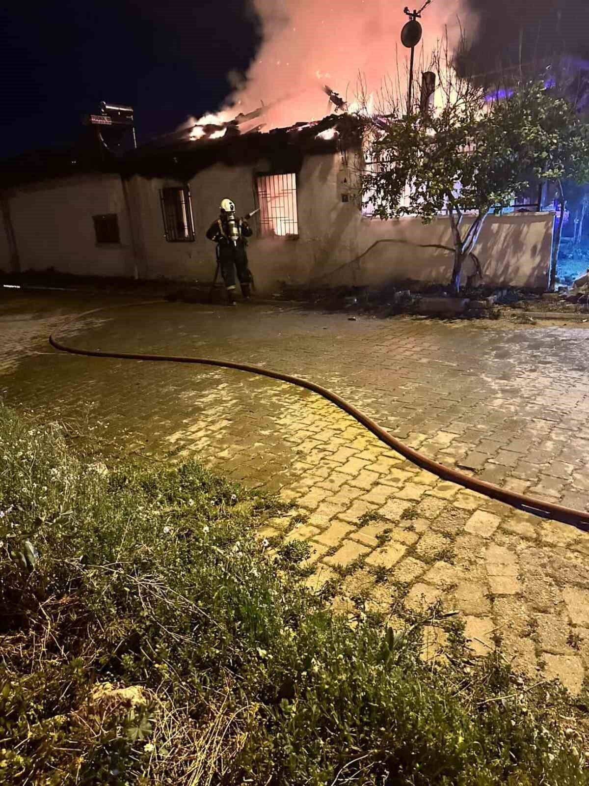 Aydın’ın İncirliova ilçesinde müstakil bir evde çıkan yangın ekiplerin müdahelesiyle